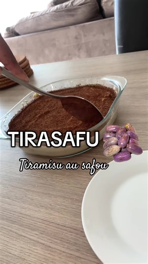 Review : le tirasafu est ni horrible ni incroyable, à vrai dire, en testant de cette manière la poudre de safu je me rends compte que son goût est treeeees prononcé lorsque ce n’est pas diluée dans de l’eau ce qui overpower le reste avec un goût d’amertume mais pas comme le café le ferait… sinon la crème avec le safu pour moi est ok, j’ai cru que ça faisait allait donner un goût similaire à la glace vu que c’est de la crème mais rien à voir puis si j’avais saupoudré de café ou cacao le dessus je