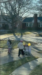 为了卖史莱姆，我女儿和朋友在路边一直跳舞 #kidpreneurs #kidsbusiness #proudparent #slime #亲子日常