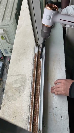 How do you clean thick dust buildup in tight corners and gaps?#CarVacuum #CordlessVacuum #HomeVacuum