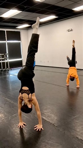 When one exercise leads to another, which leads to another, and another… you build a strong technical foundation that’s ready for challenge and complexity! Our Trainee dancers have been working hard and strengthening their understanding of foundational principles in contemporary movement. Great job, dancers! // Contemporary Forms with Ms. Ariel #xda #xdadancer #backtobasics #elitedancetraining #contemporarydancetraining #contemporarybasics #strongfoundation #orlandodance #lakenonadance #cometrai