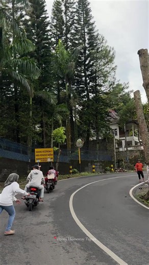 Info pergerakan menuju selatan kaka 😁 Lagi di Tretes dan butuh tempat istirahat yang nyaman tapi ramah di kantong? Ke Peony Homestay aja! Lokasi strategis di Pesanggrahan, deket banget sama Hotel Surya & Cimory. 💰 Harga Murah: • Transit (3 Jam): Rp 50.000 • bermalam (12 jam ): Rp 150.000 🛋️ Fasilitas Mantap: ✅ Kamar Mandi Dalam ✅ Smart TV YouTube ✅ Kipas Angin & Mineral Water 📍 Alamat: Pesanggrahan Gg. 77, Tretes. Hubungi admin sekarang (Fast Respon!): 📲 WA: 082335356996 🔗 Link di Bio #Hom