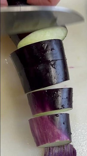 ナスを輪切りにする【ナスと豚肉のカレー炒め】