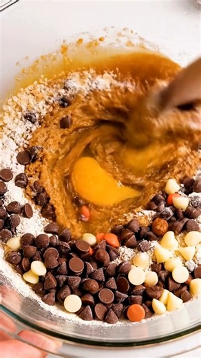 Brown butter cookie skillet = Sunday sharing dessert perfection. Three spoons, three friends, zero regrets!" Ingredients: 1/4 cup butter (for browning) 3/4 cup brown sugar 1 egg 1 tsp vanilla 1¼ cups flour 1/2 tsp baking soda Pinch salt 1/3 cup dark chocolate chips 1/3 cup milk chocolate chips 1/3 cup white chocolate chips Vanilla ice cream How to Make: Brown butter in pan until deep golden nutty (3 min) → cool 5 min Mix brown butter brown sugar until smooth Add egg vanilla → stir well Add flour