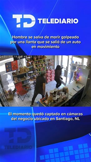 ¡No le tocaba! 😱 El hombre de puro milagro se levantó de su silla para atender a unos clientes y segundos después una llanta entró volando justo por donde él estaba sentado. 🛞 😰 El susto quedó grabado por las cámaras de seguridad del negocio ubicado a un costado de la Carretera Nacional, en Santiago, Nuevo León. 🚨 | Telediario Mty
