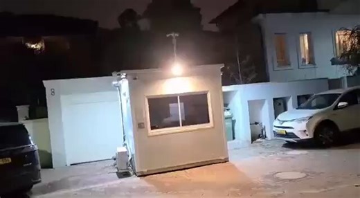 Απόλυτο χάος στο Σιωναζιστικό 🇮🇱Ισραήλ.Στη διάρκεια μιας ιρανικής πυραυλικής επίθεσης, ομάδα κατοίκων έτρεξε στο σπίτι του υπουργού Παιδείας Γιόαβ Κις αναζητώντας καταφύγιο. Αυτός τους έδιωξε.#antireport #Ιραν 👍 vs #Israel #Ισραηλ #Zionism = #Nazism