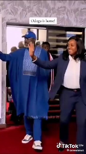 12 reactions | GRANDE EXEMPLO DE DEMOCRACIA EM ÁFRICA do Presidente da Libéria Georges weah. Depois de perder as eleições presidenciais daquele País, primeiro reconheceu a sua derrota e hoje despediu se do Palácio Presidencial para dar lugar ao Vencedor do partido da oposição... Uma sucessão pacífica, ordeira e histórica! Viva Libéria... Espero que os outros países Africanos sigam este belo exemplo! | Yolo notícias News | Facebook