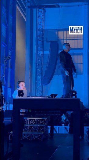 Paris Match on Instagram: "Quand @djsnake invite un DJ de 12 ans sur scène ! 🔥 Ce jeudi 6 novembre, lors de sa release party au Bourget, le Français de 39 ans a invité un enfant de 12 ans, venu le voir en concert à Las Vegas, à monter sur scène pour assurer sa première partie. Le jeune DJ et fan, @dj_djoque , a pris le contrôle des platines sur le titre « Tsunami », un featuring avec @travisscott et Future, extrait de son nouvel album « Nomad », qui sort ce vendredi 7 novembre. 🎥