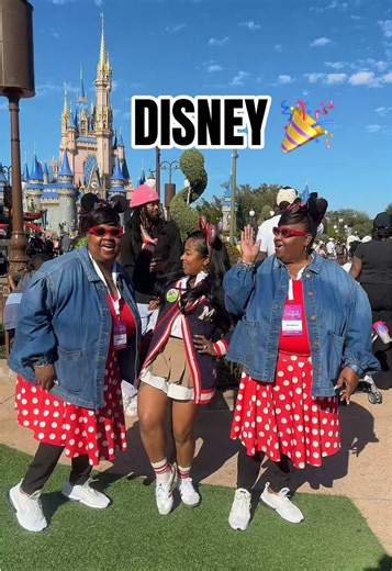 WHICH KNEE?! DISNEY! 🏰 We Love Disney 🫶🏽 Thank You @Disney Parks for hosting us at such an amazing event 🎉 @Toyarushing #CelebrateSoulfullyWDW #disneymagickingdom #waltdisney