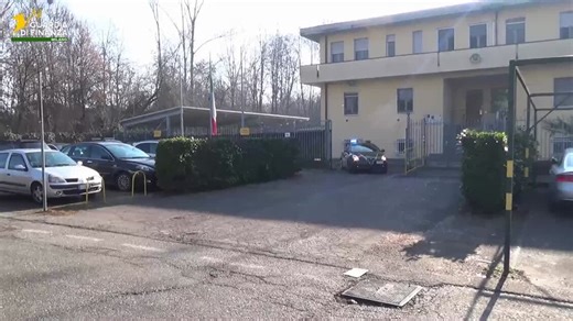 Maxi sequesto di abbigliamento contraffatto con logo Armani