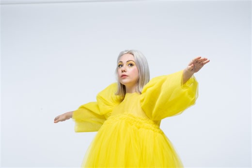 Lauran Hibberd announces debut album with DJ Lethal collaboration "Still Running (5k)"