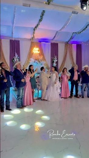 Risas, palabras bonitas y miradas llenas de emoción, el 🥂 brindis. Un momento que no te brincas
