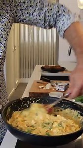 Kaupallinen yhteistyö Apetina ja Indieplace Maailman kasvisruokapäivän kunniaksi Myskikurpitsa-Pappardelle! Pistin kyselyä viime viikolla Storiin, mistä kasviksesta toivotte reseptiikkaa ja tottakai nyt kun on syksy, kurpitsa vei siellä voiton. Ottakaa resepti haltuun ja fiilistelkää satokauden kasviksia! 1 kpl myskikurpitsa 4kpl valkosipulia 0,5 dl kuivattuja kurpitsansiemeniä 10-15 kpl salvian lehteä 0,5 kpl sitruuna (kuori ja mehu) 250g pastaa (tagliatelle, pappardelle) 1-2 dl kuohukermaa 50 