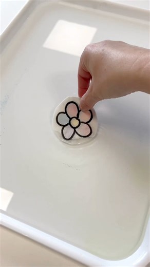 22K views · 39 reactions | ☀️ Paper Towel Art ☀️ Here’s a fun activity: - Take folded paper towels - Use a black deco pen to create designs that bleed through - Colour the reverse side with washable markers - Fill a tray with water, then submerge the paper towels and enjoy the magic ✨ #BakerRoss #summercrafts #preschoolactivities #easydiy #easycrafts | Baker Ross | Facebook