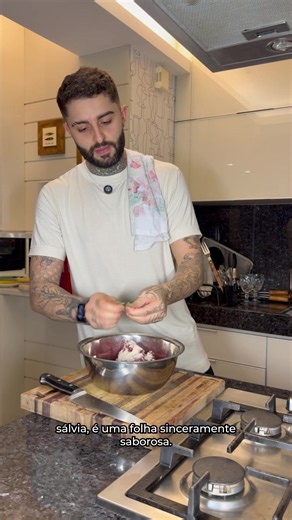 BORA COZINHAR 👨🏻‍🍳🚀 Hoje saiu um rocambole de carne daqueles que perfumam a casa inteira e reúnem todo mundo na mesa. 🤤❤️ Receita prática, sabor de comida feita com carinho e aquele toque especial que faz toda diferença. Agora me conta: você prefere rocambole de carne recheado com queijo ou com presunto? 👇🏼🔥 #chef #receitas #gastronomia
