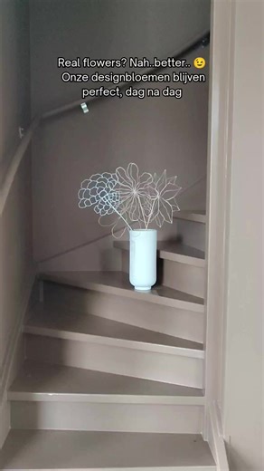 Designbloemen voor unieke interieurs Elke bloem wordt met de hand gemaakt in een kleine, gelimiteerde oplage. Geen massa productie. Ze worden gemaakt voor unieke interieurs. Duurzame keuze! Ze zijn licht, stevig én vormvast. De fijne lijnen blijven altijd elegant staan, of je ze nu in een vaas zet of aan de muur hangt. Stijlvol en veelzijdig Geef ze een plek in een mooie vaas, of hang er een paar als kunstwerk op, met een spijkertje, of zelfs met een speldje. Exclusief & Persoonlijk Omdat ze met