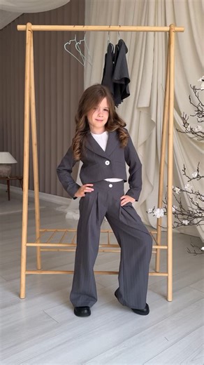 Шкільна форма 🎓каталог on Instagram: "Нова колекція вже в каталозі @mini_queenie_school 👈🏻 Декілька речей та безліч образів на кожен день 😍 Неймовірної якості костюмна тканина в смужку, доступна в трьох кольорах чорна,сіра та темно синя, також багато варіантів однотонної тканини 👌 Дівчатка, нагадуємо, що в серпні будуть великі терміни виготовлення 🩷встигніть замовити вчасно 🙏 🎀🎀🎀🎀🎀🎀🎀🎀🎀🎀🎀🎀 Піджак та штани: 110-128: 1930 грн 134-146: 1990 грн 150-152: 2150 грн 158: 2490 грн Підж