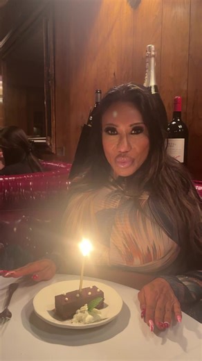 Happy early bday to me!! Do you know what I’ve wished for ? @Golden Steer Las Vegas @Ava Devines Podcast #birthdaymonth #blowout #candles