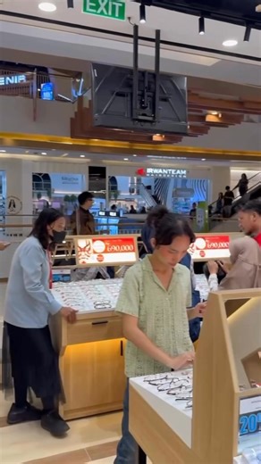 2025年9月27日 インドネシア🇮🇩2号店✌️ ブカシ店がオープンしました❗️ 店内は日本風な店舗デザインになっております🏮 #メガネ #日本風 #和風 #インドネシア #indonesia #asean #bekasi | メガネのプリンス