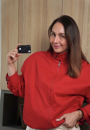 Viajar con niños significa que cada minuto cuenta. ✈️💛 Por eso, uno de mis mejores tips para estas vacaciones es aprovechar los beneficios de mi Mastercard Black, que me da acceso gratuito al Priority Lane del Aeropuerto Internacional Jorge Chávez. Así, paso mucho más rápido por el control de seguridad, incluso con un acompañante, y empiezo el viaje con mucha más tranquilidad. Ese tiempo extra hace toda la diferencia. Explorar lo extraordinario no tiene precio. Más información en el siguiente e