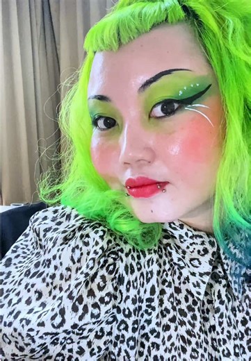 #grwm 60’s makeup alien’s look 🎨👽🪭 , buat ngajar workshop too much gak ya? Gak sih kalo kata gua 😈 Song: The 5.6.7.8’s - Woo Hoo #moisturizeroriginote #dailymakeup #makeuptutorial #rockabilly