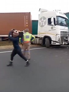 64K views · 382 reactions | ⚠️WATCH: Truck Crash and looting a short while ago: Joburg bound 10kms before Heidelberg. Durban bound traffic is stacking up | SA long-distance truckers | Facebook