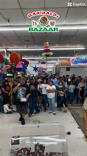 🎁❤️Nuestra Rifa Navideña anual en Garibaldi Bazaar fue simplemente mágica. Gracias a todos los que nos acompañaron, celebraron y se llevaron parte de los $3,000 en efectivo y muchos premios más. Este video es nuestro agradecimiento por el cariño, la energía y la comunidad tan hermosa que hacen posible esta tradición año tras año ❤️🎁 🎁❤️Our annual Christmas Raffle at Garibaldi Bazaar was pure magic. So many of you came out to celebrate, cheer, and take home a piece of our $3,000 in cash plus m