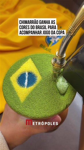 ⚽ NEM O CHIMARRÃO ESCAPOU 🇧🇷 A paixão pela #CopadoMundo aparece de várias formas, e um torcedor encontrou uma maneira criativa de demonstrar seu apoio à #SeleçãoBrasileira. No vídeo, um chimarrão decorado com açúcar colorido reproduz as cores da bandeira do #Brasil, chamando a atenção pelo capricho nos detalhes. A preparação especial transforma a tradicional bebida em parte da torcida. O verde, o amarelo, o azul e o branco dão um toque temático ao chimarrão, que acompanha a expectativa dos bra
