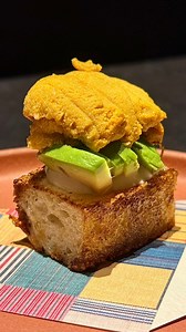 📍麻布十番【MIXTEKO TOKYO】 ⁡ 2024年3月にオープンした話題のメキシカンイノベーティブ【MIXEKO TOKYO（ミックステコトーキョー）】さんに訪店しました！ ⁡ オーナーシェフを務めるの本場メキシコのオアハカ州出身のカルロス・ソラナ氏。 ⁡ 20歳で単身アメリカ合衆国カリフォルニア州に渡りナパバレーでフレンチやイタリアンの有名レストランで研鑽を積んだのち、ニューヨークやメキシコ、東京のレストランで役職を歴任！ ⁡ 「伝統的かつ本質を捉えたメキシコ料理で日本で定着したイメージを変えたい」 ⁡ ⁡ そんな想いを感じる唯一無二のメキシカンイノベーティブを堪能することができます。 ⁡ 今回は 『MIXTEKO TOKYOコース』 ¥19,800 ⁡ をいただきました！ ⁡ ⁡ ★TORTITA DE UNI ⁡ この日、衝撃を受けた一皿でもあるこちらのメニュー！ ⁡ 自家製メキシカンブレッドを使ったメキシコのサンドイッチ🥪 ⁡ メキシコ産のアボカド、宮城のムラサキウニ、自家製サワークリームと伝統的なスパイシーソース「サルサマチャ」をあわせた贅沢なオープンサンドになりま