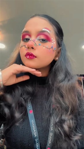 Nandani Raj || makeup artist || on Instagram: "Christmas Inspired Creative look 🤶🎄✨ MUA: @nandani_artistry22 #reelkrofeelkro #instagramreels #reels #foryoupage #instareel #yourself #reelitfeelit #shareifyourelate #lakme #christmas #exploreyourpage"