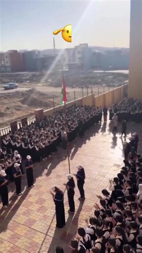 مراسم رفع العلم في نهاية الأسبوع التي ينظمها الطلبة الكرد في المدارس في جميع أنحاء محافظة دهوك وبهدينان تبدأ ببيت من قصيدة وطنية، ثم التحية ورفع العلم، يلي ذلك النشيد الوطني الكردي «Ey Reqîb». 📍 زاخو، كردستان The end-of-week flag-raising ceremony held by Kurdish students in schools across Duhok province and the Bahdinan region begins with a verse from a national poem, followed by a greeting and the raising of the flag, and concludes with the Kurdish national anthem, Ey Reqîb. 📍 Zakho, Kurdista