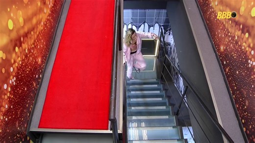 Hoje ela acordou nostálgica! 🥹 Ana relembrou seu icônico Paredão falso no BBB16, quando ficou confinada por alguns dias assistindo a tudo, no espaço que hoje é o Quarto do Líder. Também recordou a memorável escada por onde desceu para surpreender os adversários e destacou o quanto aquele momento foi importante; não só uma virada de chave no BBB16, mas também em sua vida. #TeamRenault #BBB26