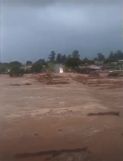 JUST IN | THREE PEOPLE SWEPT AWAY AS FLOODS HIT NEW HANOVER, KZN Disaster management personnel are on-site and working closely with search-and-rescue units after three people were swept away during severe weather conditions in the New Hanover, KZN The heavy rains have caused localised flooding, with teams currently searching for the missing individuals. Meanwhile, disaster management officials are also responding to several reports of weather-related damage across the uMgungundlovu District as t