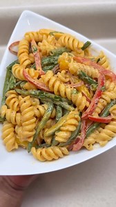 Day 18 of 25 Days to Christmas : Creamy Pasta Salad 🥗 Try using “fancy” pasta “shapes” like this fusilli , Rotini or Farfalle. Looks nicer and is visually appealing in salads 😋 #food 🥘 #christmas2025 #christmasfood # #reels #trending #christmasdinner #deliciousfood #tasty #pastasalad | Chef Nyasha Mangwiro