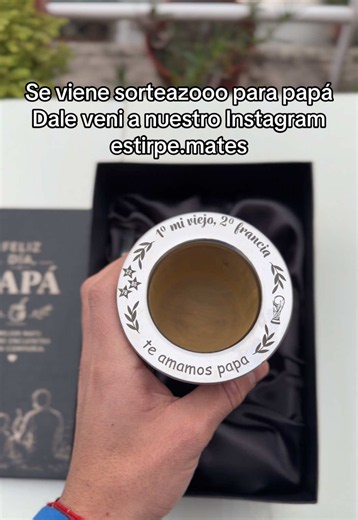 SORTEO DÍA DEL PADRE Ellos también se merecen un buen mate 🧉 . GANATE un combo de un mate laqueado personalizado, bombilla de acero y esta box. 1 Seguir a @ estirpe.mates 2 Mencionar a 2 amigos en los cometarios († comentarios, chances) 3 TRIPLICA tus chances compartiendo el posteo a tu historia El ganador/a se anunciará el 15 de junio. El envío corre a cuenta del mismo/a. ¡SUERTE A TODOS! #sorteo #papa #diadelpadre #mate #sorteos