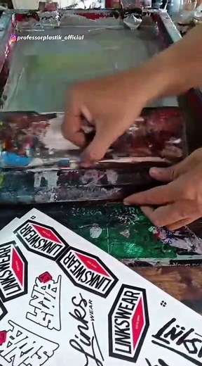 Proses stiker sablon bahan vinyl graftac #stikerbrand #stikercustom #stiker #sablonplastik #percetakan