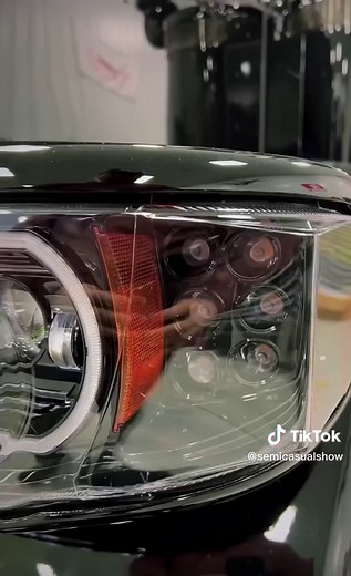 Stunning Peterbilt 389 Show Truck: A Classic Iconic Model