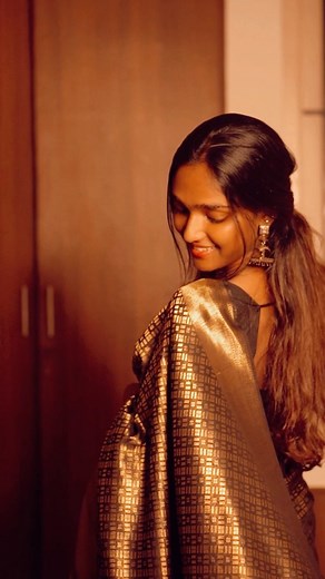 Dharshini Sambathkumar on Instagram: "What else goes hand in hand just like pongal and sarees and Who else is listening to the song on loop ? #naanpizhai . @shainbyshailuravi, omggg look at the saree, it’s just glowing ! 🥺 Saree: @shainbyshailuravi !"