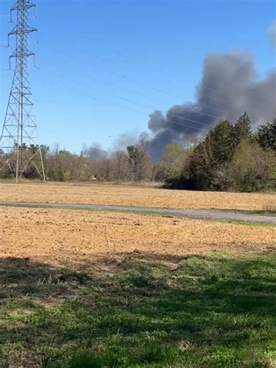 SOUTH JERSEY FIRE 🔥: A towering plume of smoke from a wildfire in West Deptford, NJ was caught on camera by a nearby farm owner. Read more on the story here: https://www.foxweather.com/weather-news/new-jersey-wildfire-burning-just-miles-outside-philadelphia #FOXweather #newjersey #philly