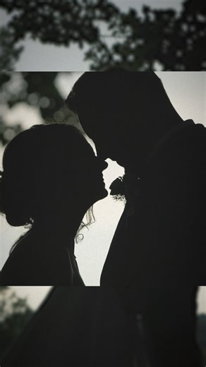 Video4wedding | Video matrimonio on Instagram: "La porta si apre, la luce li avvolge...e il loro bacio diventa la prima scena del loro film più bello. 🎬✨️ Bride @desiree_presi Groom @giaco.mino_ Photo @umphotostudio Hair stylist @samuela_fashion_hair #wedding #weddingvideo #weddingvideographer #tuscanywedding #video"