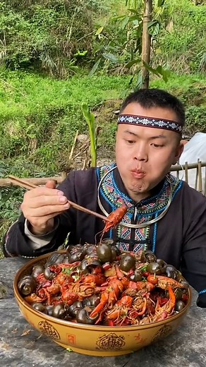 The guy outdoor wilderness, the water touched 4 pounds of snails, with lobster to eat full of oil #junglechef #cook #food #mukbang #reels | 苗族小宇
