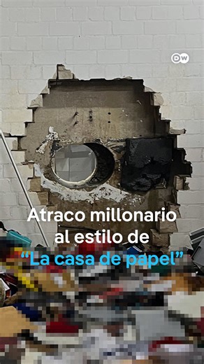 Ladrones roban 30 millones de euros de un banco en Alemania Aprovechando los días festivos de la Navidad, los asaltantes taladraron un agujero desde un parqueadero contiguo a una filial de la caja de ahorros Sparkasse en la ciudad de Gelsenkirchen. El saldo: más de tres mil cajas de seguridad abiertas; oro, efectivo, joyas y otros activos desaparecidos, y miles de clientes afectados. La Policía analiza la evidencia para dar con los perpetradores de un robo histórico en Alemania. | DW Español