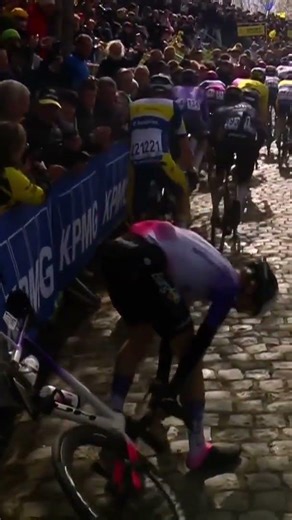 The cobbles claim their first victim 😬 Clement Alleno gets caught out on the Oude Kwaermont.
