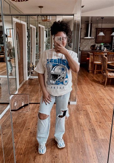 still celebrating that W ✨ had to throw on my dallas tee today 🤠💙 top: @’47 jeans: @H&M sneakers: @Nike #ootd #teacheroutfit #teacherstyle #teacheroutfitinspo #teacherootd