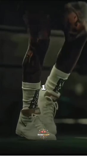 Il a grandi sans rien. Aujourd’hui, un seul coup suffit pour éteindre la lumière. 💥 Mais soyons honnêtes… Gervonta “Tank” Davis est-il vraiment le meilleur de sa génération ? Ou évite-t-il les plus gros dangers ? Puissance monstrueuse. KO spectaculaires. Mais contre les élites… ça donne quoi ? 👇 Dis-moi la vérité : Futur légendaire ou carrière bien protégée ? #GervontaDavis #TankDavis #Boxe #BoxingDebate #KO