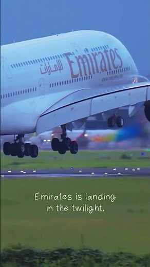 Emirates Airbus a380 この時期しか見られないトワイライトタイムのランディング 機体がキラキラ輝いて素敵です🌃🤩🌠🌟#airbusa380 #Emirates#成田空港