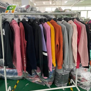 [Hot Item] Guangzhou Riching Luxury 45kg Bales Vintage Used Sports Clothing Branded Jackets Bale Clothes Second Hand