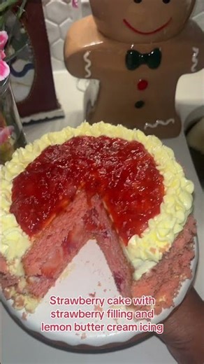 Strawberry Lemon Cake with filling