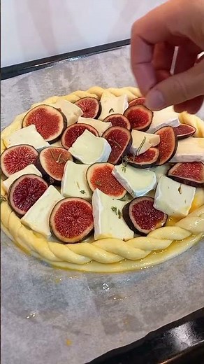Tarte croustillante aux figues, brie,miel et noix #recette_facile_et_rapide #viralvideo #food
