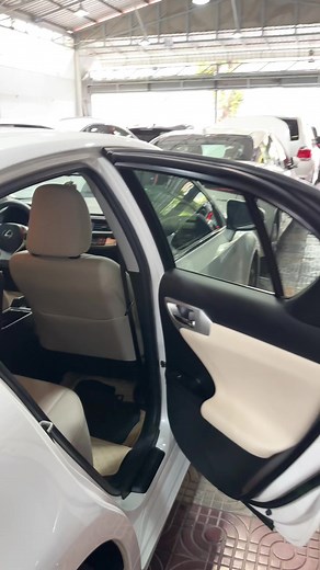 Unboxing Lexus CT 200h: ស្តាប់ភាពស្អាតនិងអត្ថប្រយោជន៍