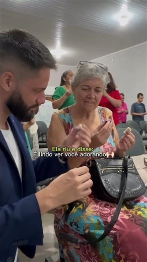 Minha mãe espírita tomando a ceia do Senhor pela primeira vez😭